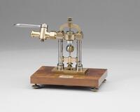 FK 0299
<br/>
Roterende spiegel voor de bepaling van de lichtsnelheid, naar Foucault
<br/>
<em>Froment, Parijs</em>